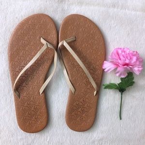 Vineyard vines flip flops